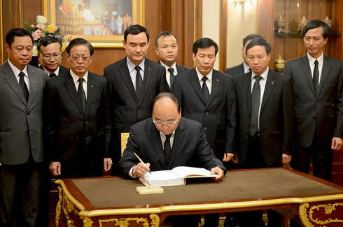 Thủ tướng Nguyễn Xuân Phúc viếng Nhà vua Thái Lan Bhumibol Adulyadej - ảnh 2