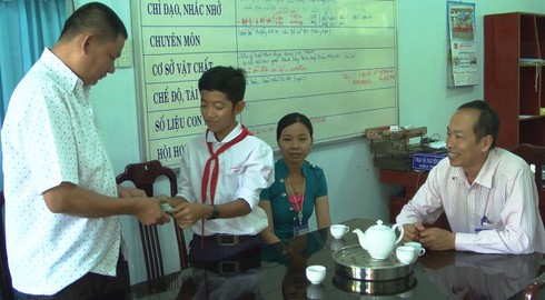 Học sinh lớp 6 trả lại 5 triệu đồng cho người đánh rơi - ảnh 1