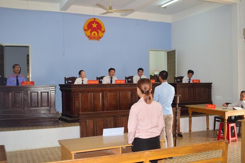 Lãnh án hơn 2 năm tù vì quan hệ với người yêu nhí - ảnh 1