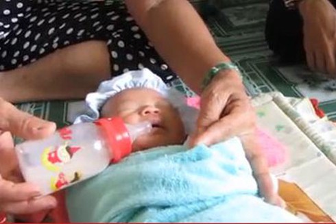 Video: Cháu bé bị chôn ở Cần Thơ trở về từ cõi chết - ảnh 1