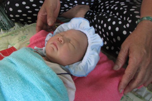 Vụ cháu bé bị ‘chôn sống’: Một quyết định gây sốc của chính quyền - ảnh 1