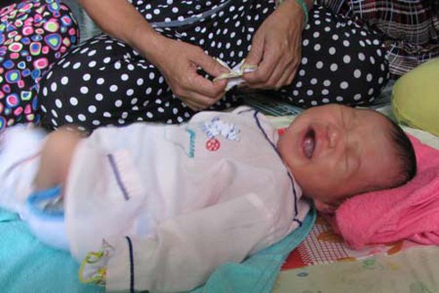 Vụ cháu bé bị 'chôn sống': Không trả bé về cho mẹ là phạm luật! - ảnh 1
