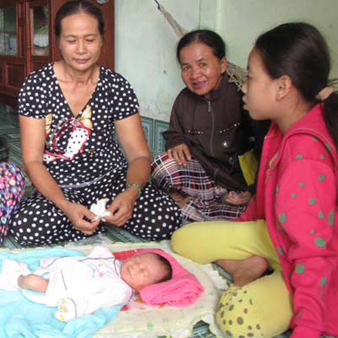 Vụ cháu bé bị 'chôn sống': Không trả bé về cho mẹ là phạm luật! - ảnh 2