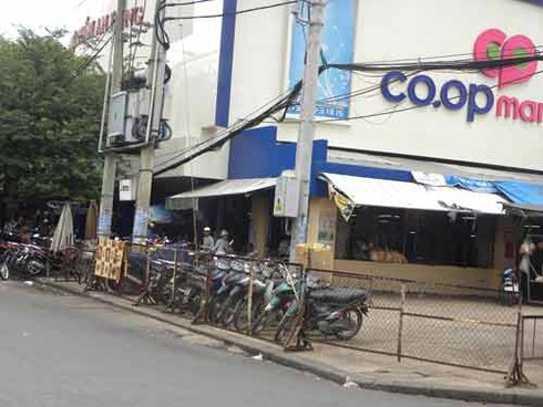 TP.HCM: Công ty “to” ngang nhiên biến vỉa hè thành bãi giữ xe - ảnh 3