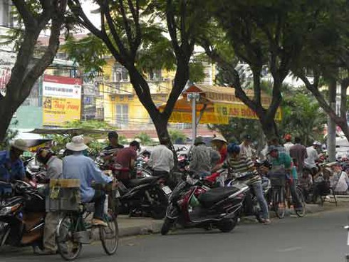 TP.HCM: Công ty “to” ngang nhiên biến vỉa hè thành bãi giữ xe - ảnh 1