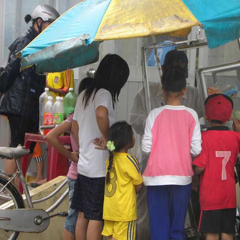 Cần Giờ: Dân mang hàng vào tận khu tránh bão phục vụ bà con - ảnh 2