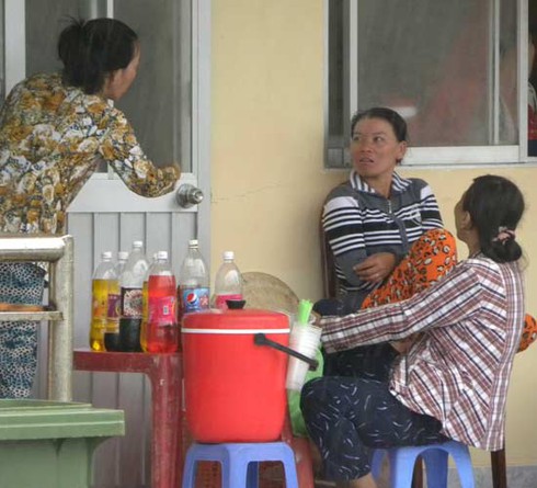 Cần Giờ: Dân mang hàng vào tận khu tránh bão phục vụ bà con - ảnh 1