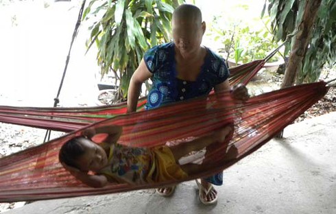 Gửi con ở khu công nghiệp: Lo lắng, xót xa vẫn phải gửi - ảnh 1