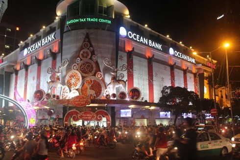 TP.HCM: Đường phố lung linh sắc màu đón Noel và năm mới - ảnh 10