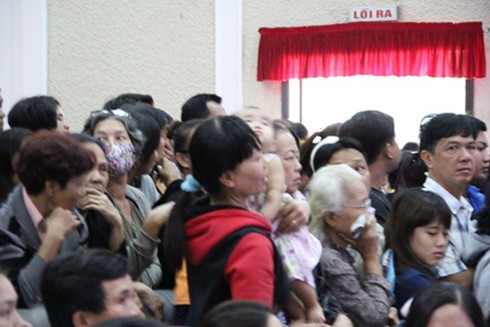 Náo loạn trước phiên xử lưu động 2