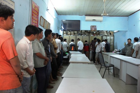 Đột kích trường gà vùng ven, tạm giữ 32 đối tượng - ảnh 1