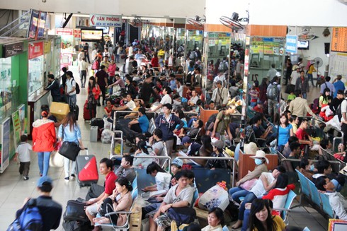 Bến xe, sân bay chật cứng người về quê đón Tết - ảnh 1