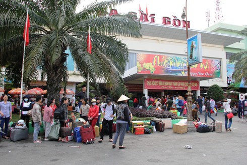 Bến xe, sân bay chật cứng người về quê đón Tết - ảnh 6