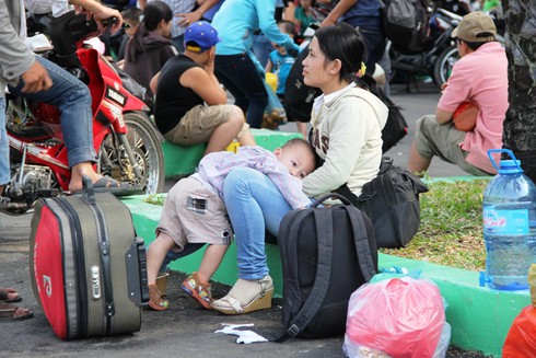 Bến xe, sân bay chật cứng người về quê đón Tết - ảnh 7