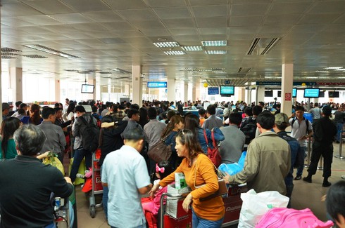 Bến xe, sân bay chật cứng người về quê đón Tết - ảnh 8