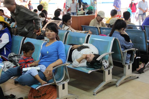 Bến xe, sân bay chật cứng người về quê đón Tết - ảnh 2