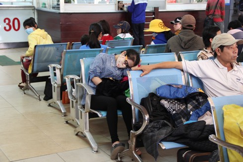 Bến xe, sân bay chật cứng người về quê đón Tết - ảnh 3