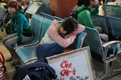 Bến xe, sân bay chật cứng người về quê đón Tết - ảnh 4