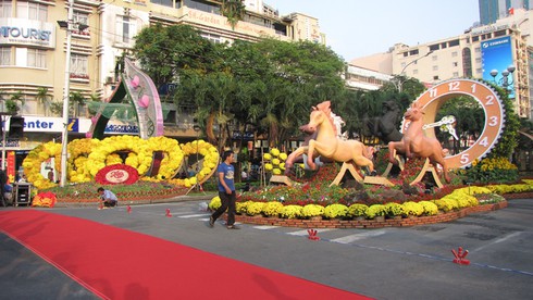 Khai trương đường hoa: Mướt mồ hôi ngắm… người! - ảnh 2