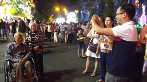 Khai trương đường hoa: Mướt mồ hôi ngắm… người! - ảnh 7