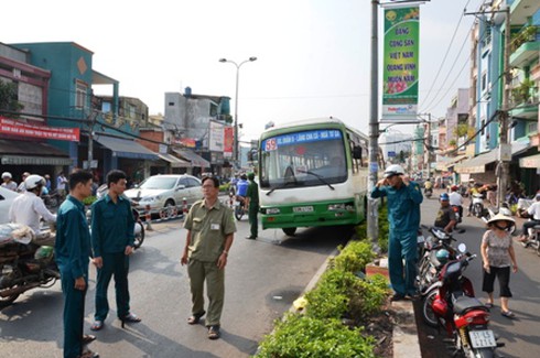 Hú vía vì xe buýt mất phanh đổ dốc - ảnh 1