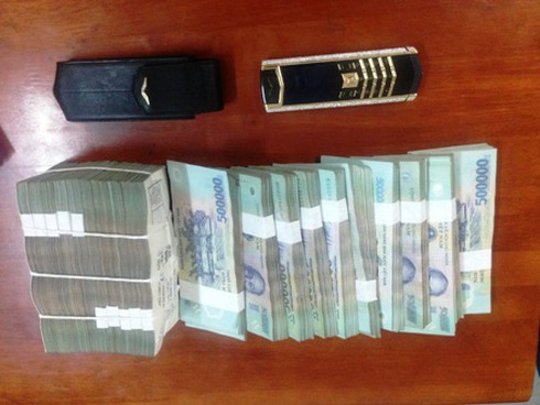 Giữ điện thoại Vertu 1,6 tỷ đồng để tống tiền người đấu giá gỗ - ảnh 2