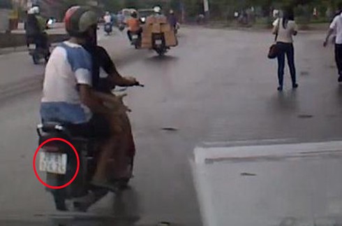 Vờ mua thuốc lá, rút dao khống chế cướp tiền - ảnh 1