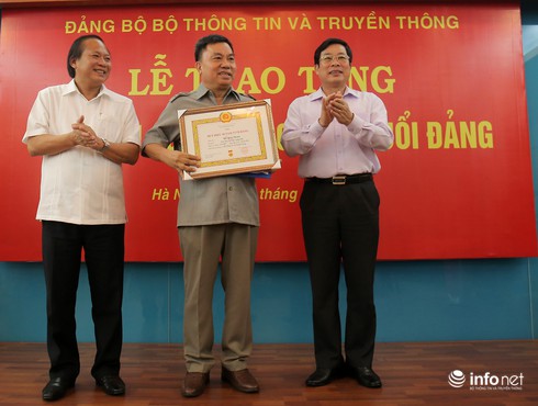 Nguyên Thứ trưởng Bộ TT&TT Đỗ Quý Doãn nhận Huy hiệu 40 năm tuổi Đảng - ảnh 1
