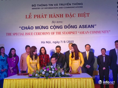 Phát hành đặc biệt bộ tem “Chào mừng Cộng đồng ASEAN” - ảnh 1