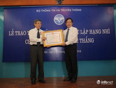 Thứ trưởng Bộ TT&TT Lê Nam Thắng nhận Huân chương Độc lập hạng Nhì - ảnh 1