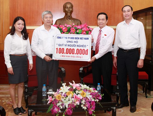 Bưu điện Việt Nam ủng hộ Quỹ Vì người nghèo 100 triệu đồng - ảnh 1