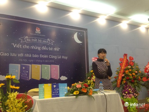 Đông đảo phụ huynh và học sinh mua sách, xin chữ ký