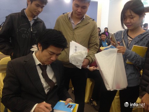 Đông đảo phụ huynh và học sinh mua sách, xin chữ ký