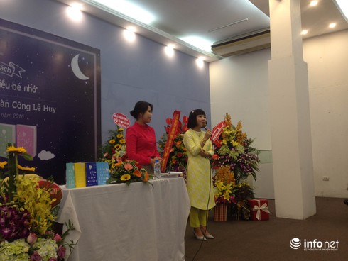 Đông đảo phụ huynh và học sinh mua sách, xin chữ ký