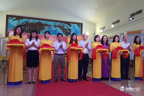 Trưng bày hơn 1.000 mẫu tem chào mừng Ngày bầu cử - ảnh 1