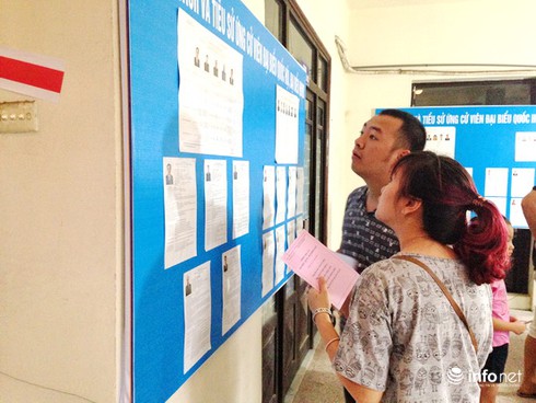 Thanh niên ngỏ lời viết giúp phiếu bầu, cử tri cao tuổi từ chối vì muốn tự làm - ảnh 2