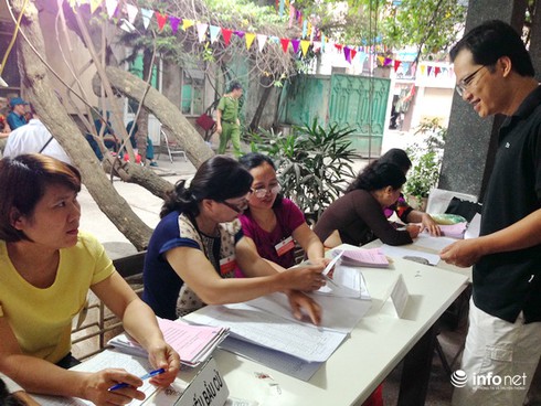 Thanh niên ngỏ lời viết giúp phiếu bầu, cử tri cao tuổi từ chối vì muốn tự làm - ảnh 3