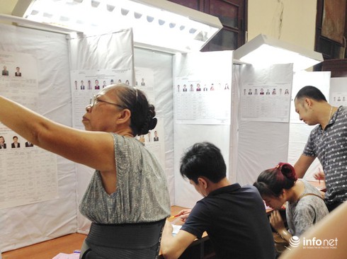 Thanh niên ngỏ lời viết giúp phiếu bầu, cử tri cao tuổi từ chối vì muốn tự làm - ảnh 4