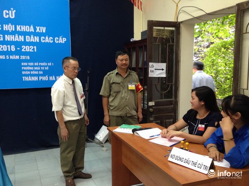Thanh niên ngỏ lời viết giúp phiếu bầu, cử tri cao tuổi từ chối vì muốn tự làm - ảnh 1