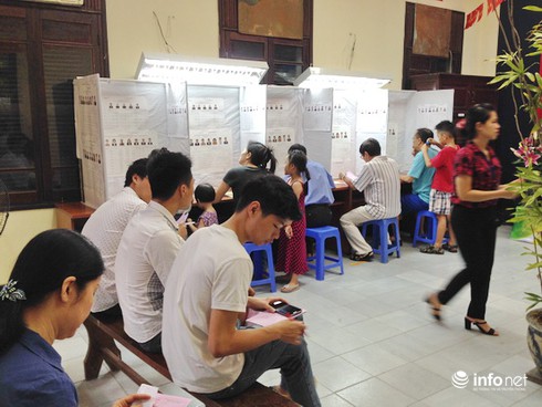 Thanh niên ngỏ lời viết giúp phiếu bầu, cử tri cao tuổi từ chối vì muốn tự làm - ảnh 5