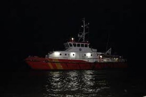 Máy bay cứu hộ quay về, tàu cứu nạn tiếp tục tìm kiếm trong đêm - ảnh 1