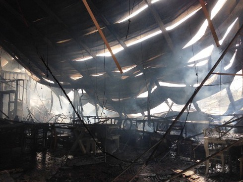 Xưởng gỗ rộng hàng trăm mét vuông phát hỏa lúc rạng sáng - ảnh 2