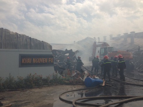 Xưởng gỗ rộng hàng trăm mét vuông phát hỏa lúc rạng sáng - ảnh 1