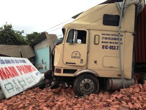 Xe đầu kéo đâm sập 3 căn nhà - ảnh 1