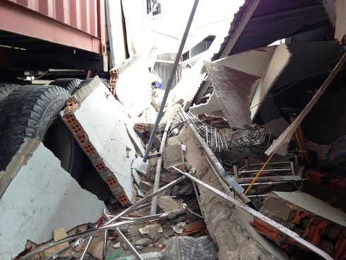 Xe đầu kéo đâm sập 3 căn nhà - ảnh 2