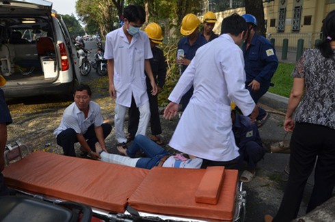 Tai nạn hi hữu: Trời lặng gió, cây gãy đè trúng 2 cô gái đi đường - ảnh 2