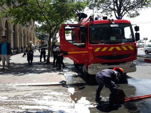 TP.HCM: Trời nắng nóng, hai vụ cháy liên tiếp xảy ra - ảnh 2