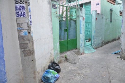 Phát hiện thi thể bé sơ sinh bị quấn khăn ở cổ lúc rạng sáng - ảnh 1