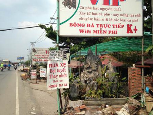 Tiếp viên quán cà phê bị