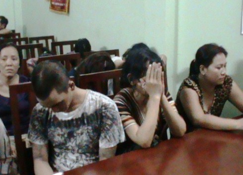 Đột kích sòng bạc “quý bà” bắt giữ 27 đối tượng - ảnh 1